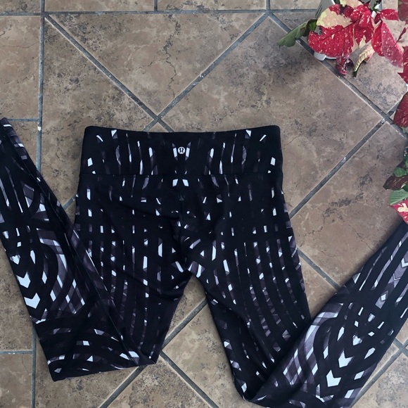 Lululemon black🖤🤍 and white marble pattern leggings - Picture 7 of 15